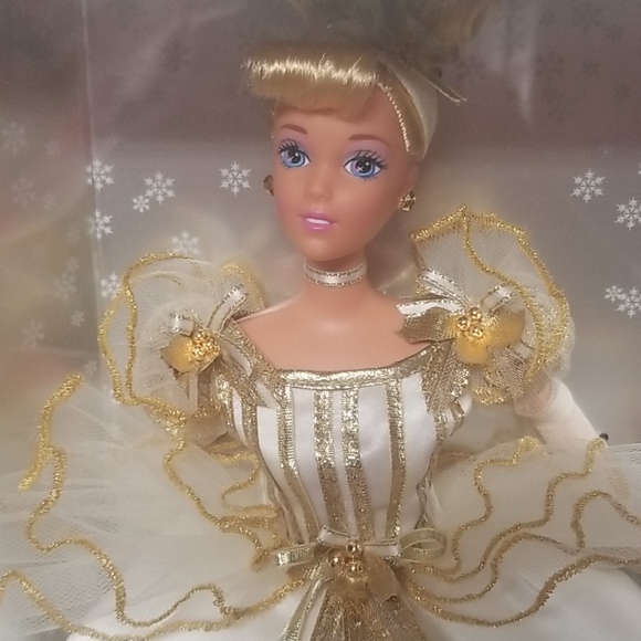 Walt Disney's Cinderella Barbie - Picture 3 of 8